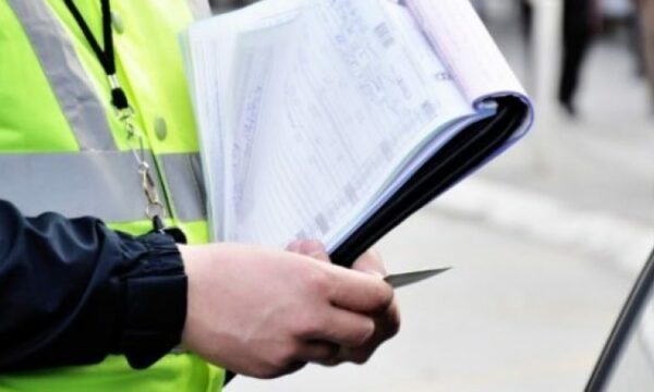 E kishte gjobitur ditë më parë, polici kanoset nga qytetari jashtë orarit të punës