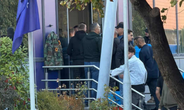 Kryhet protesta masive, fëmijët e dëshmorëve i çojnë në Qeveri pakot me projektligjin e Speciales brenda